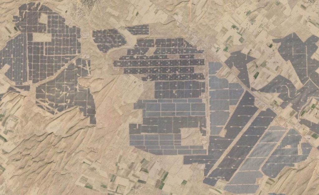 バドラ　ソーラーパーク　世界一大きいソーラーパネル施設3